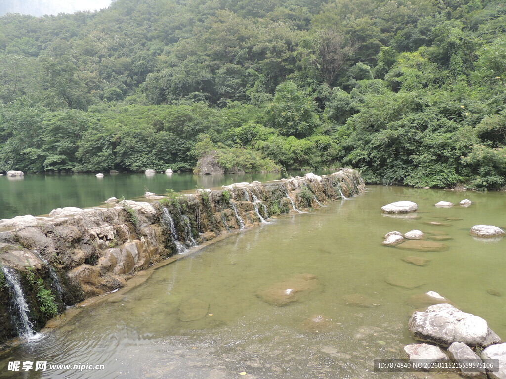 山间石砌水坝景观