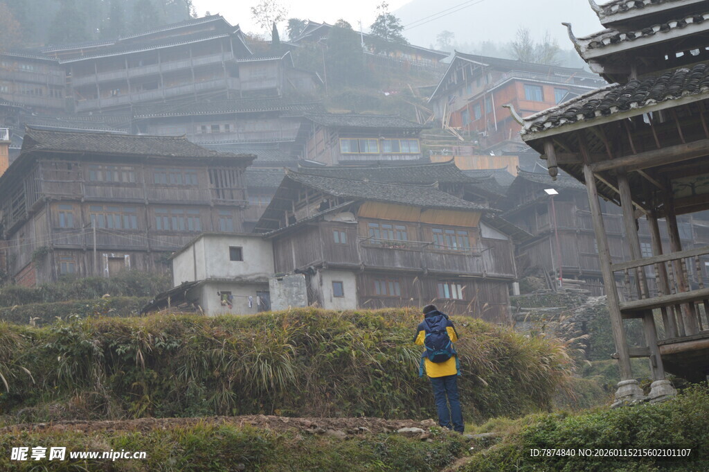 雨中苗寨的独行者