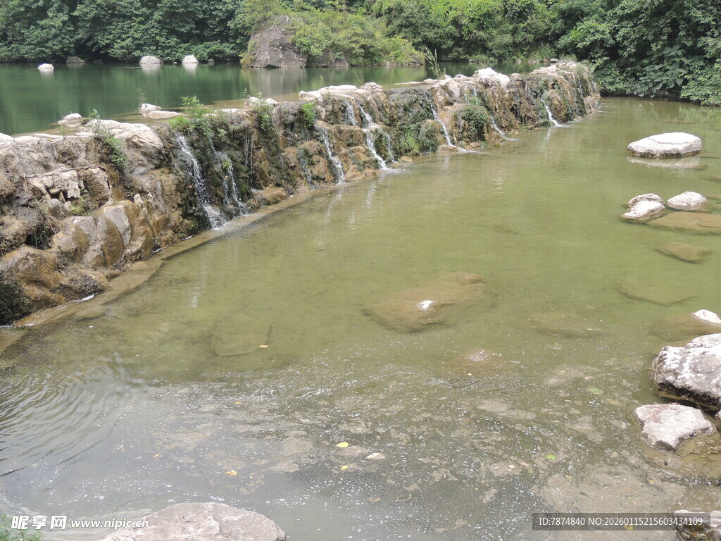 山间溪流中的石砌水坝
