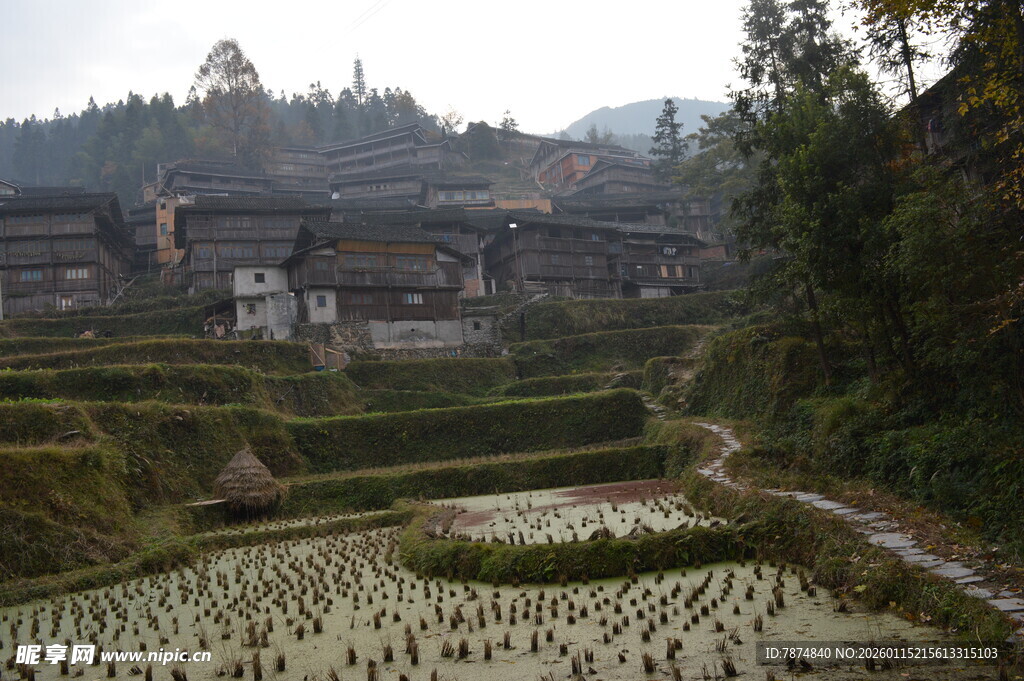 山间梯田旁的古朴村落