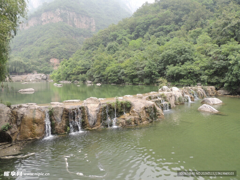 山间水坝 自然清幽之景