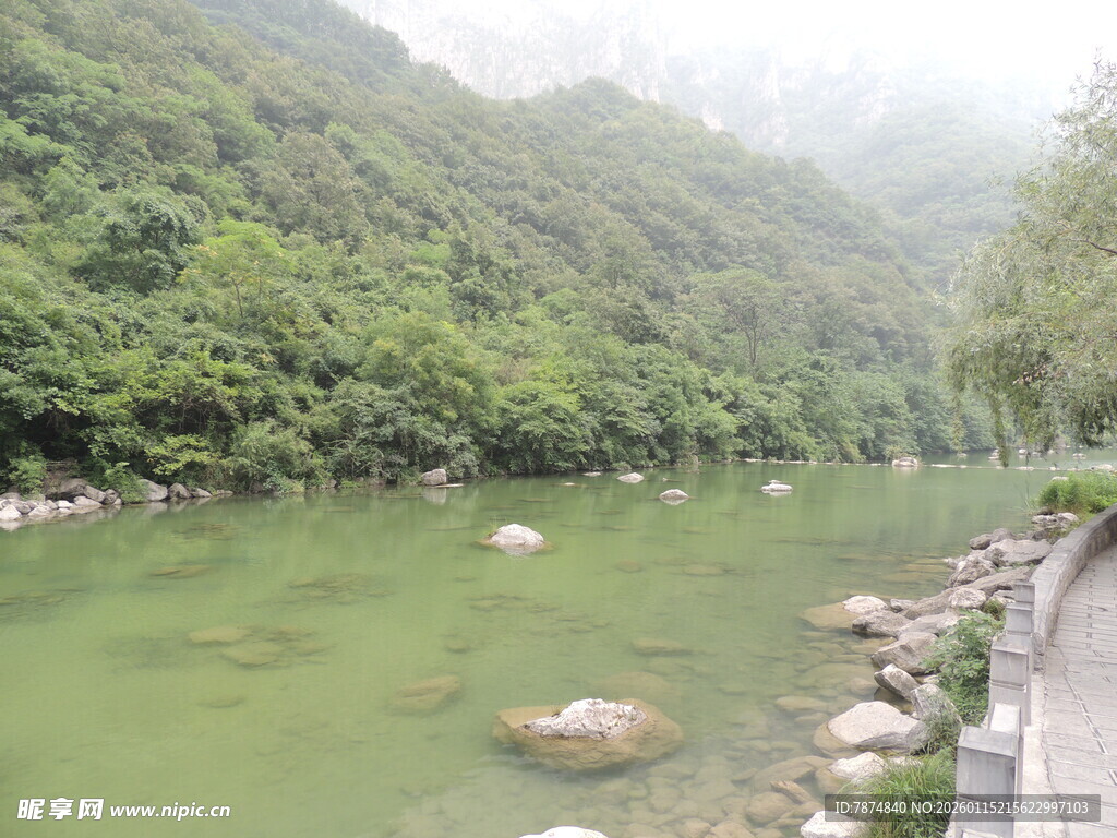 山间绿水伴石的秀丽风光