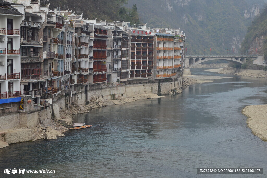 河畔错落有致的民居建筑