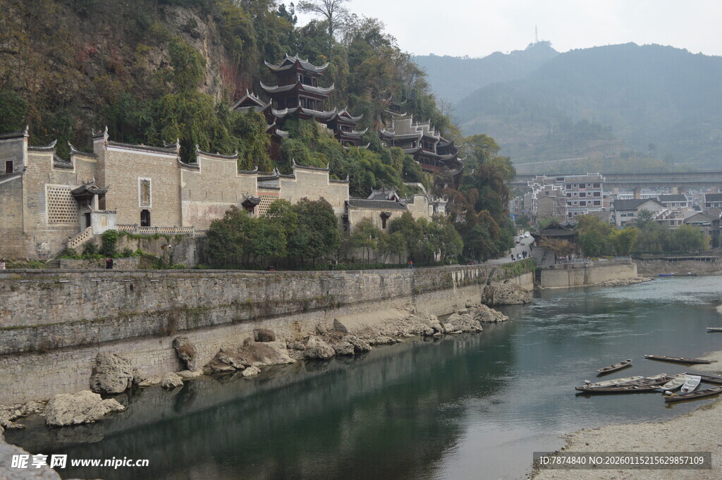 河畔山城风光