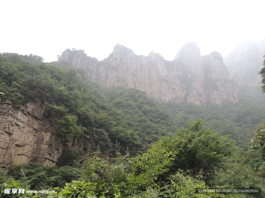 云雾缭绕的秀丽山峦