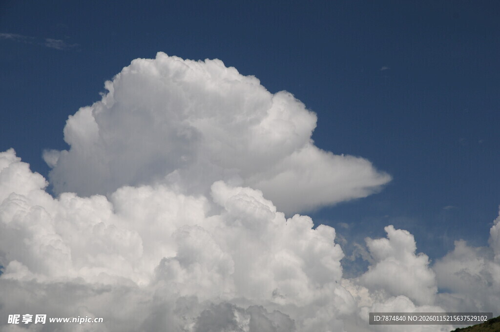 蓝天中的棉花糖般云朵