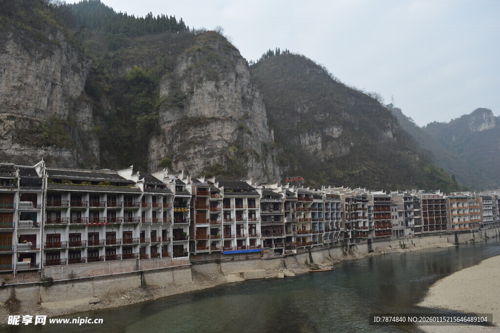 依山傍水的临河建筑