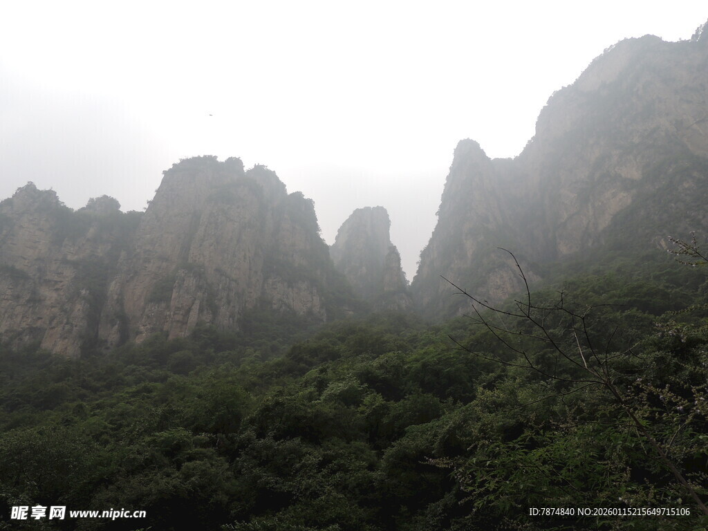 云雾缭绕的壮丽山峰