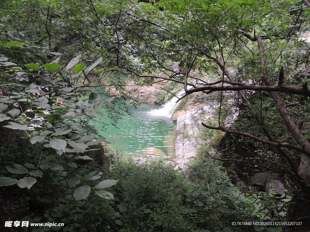 山林中的碧绿幽潭瀑布