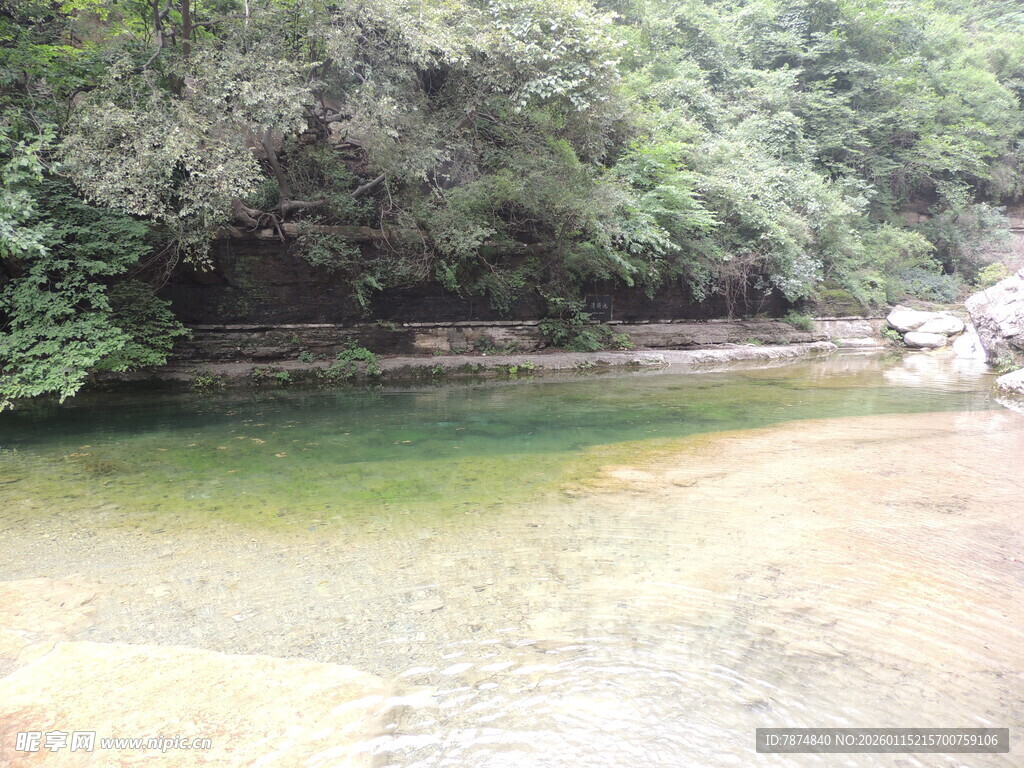 山间清澈幽潭景色