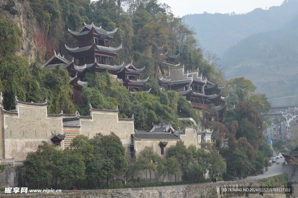 依山傍水的中式古建筑群