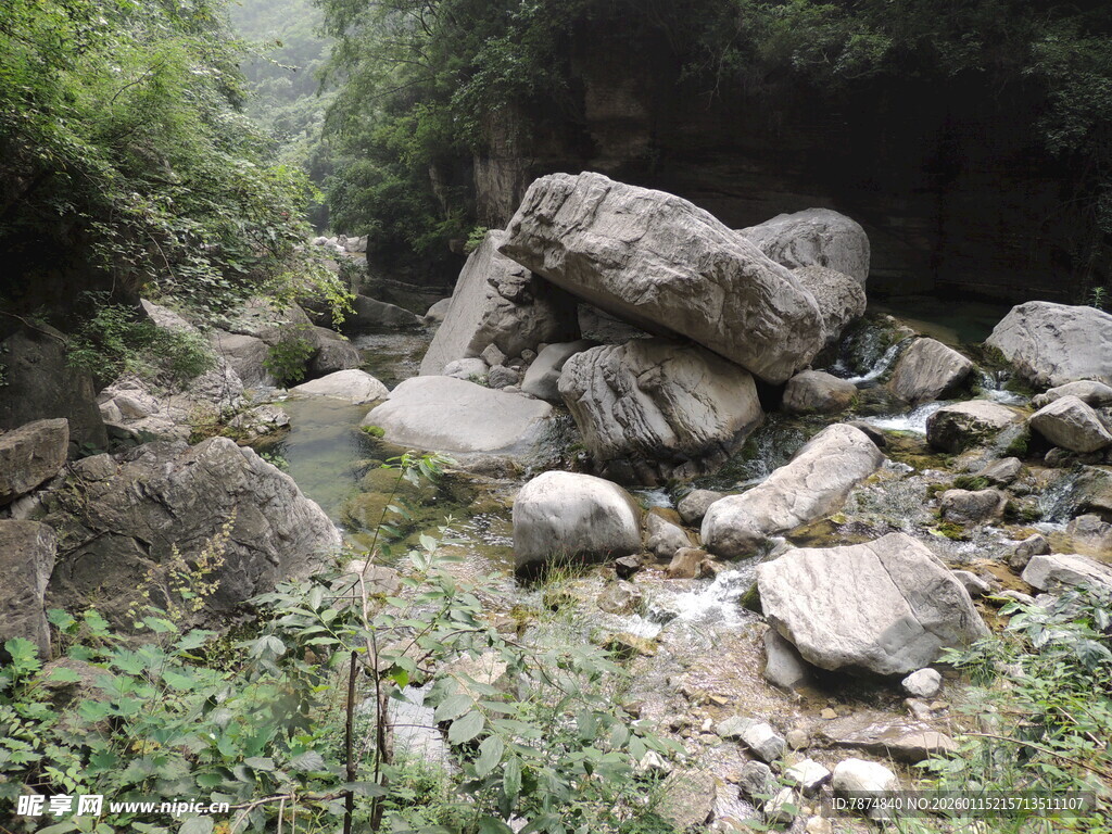山间乱石景观