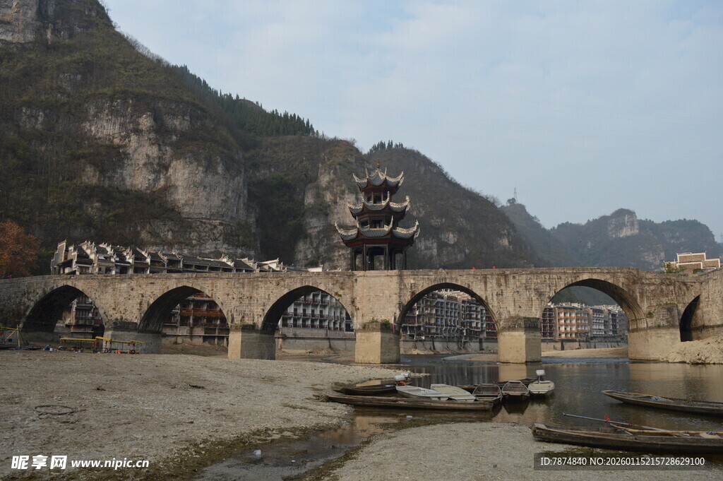 古桥横跨山水间