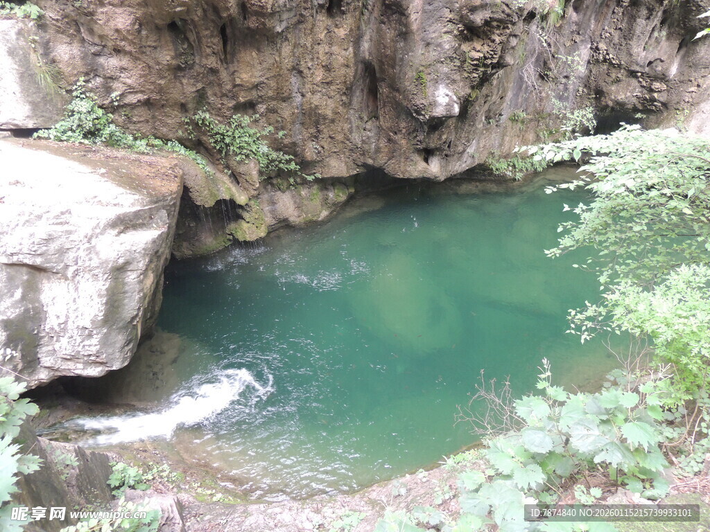 山间碧潭清幽之景
