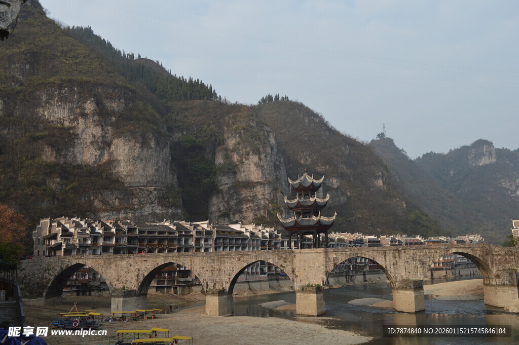 古桥横跨山水间