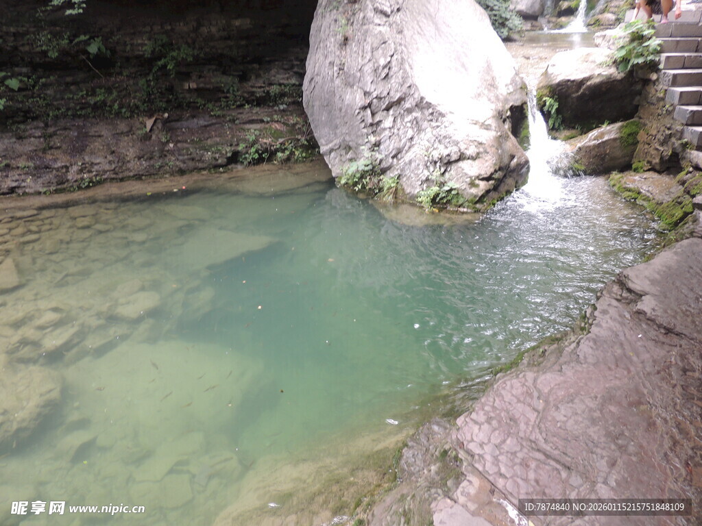 山间清潭 石畔潺潺流水