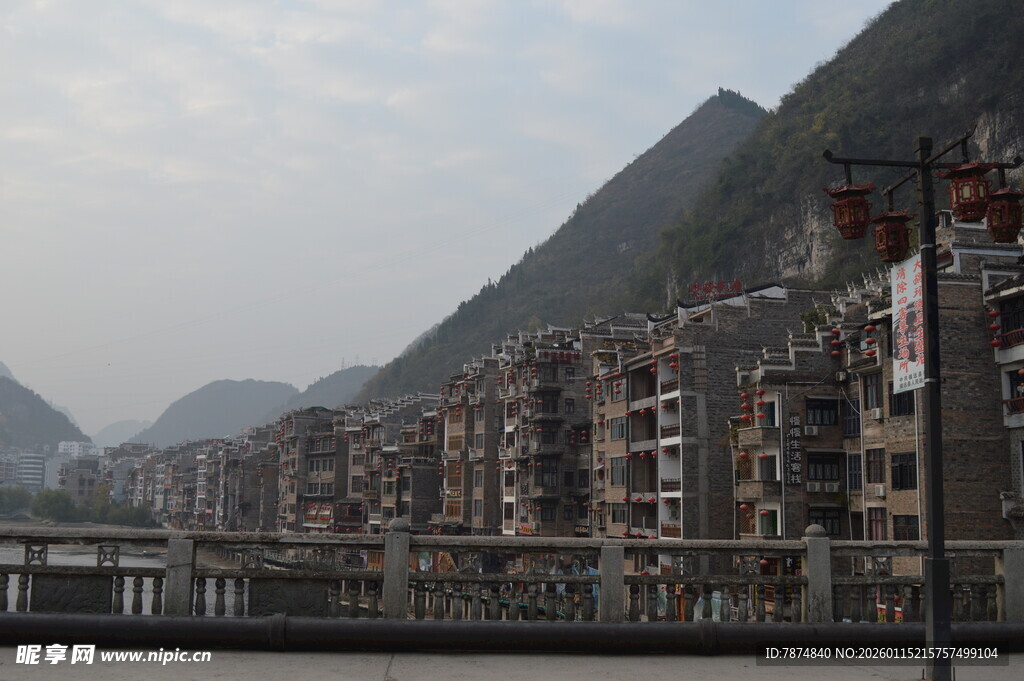 依山而建的居民建筑群