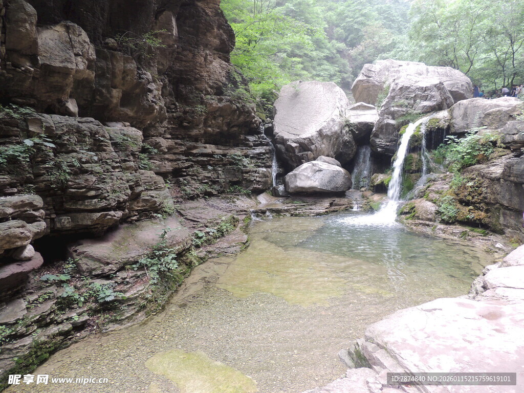 山间溪流瀑布自然美景