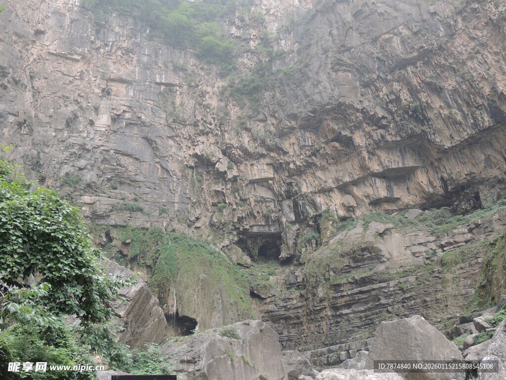 险峻山壁与绿植景观