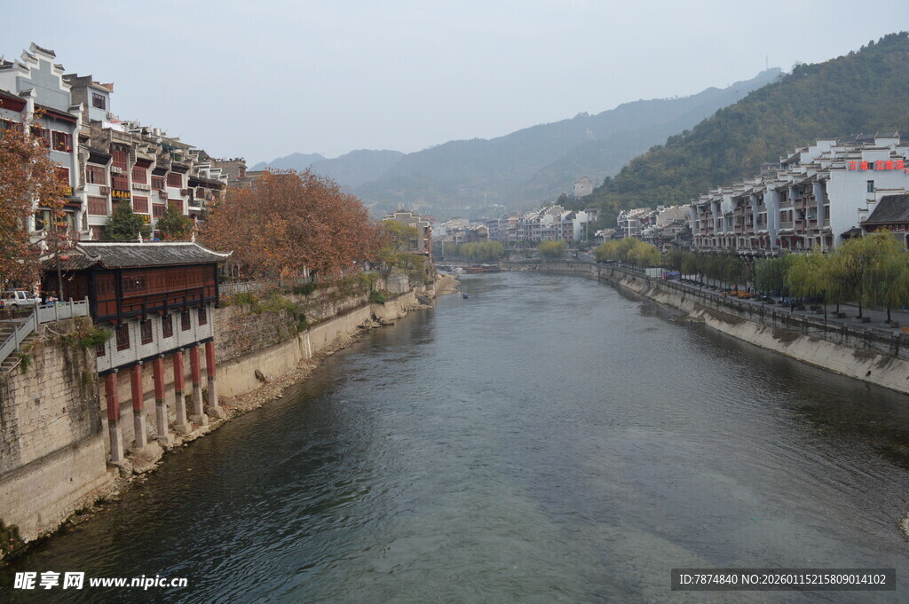 河畔城镇风光