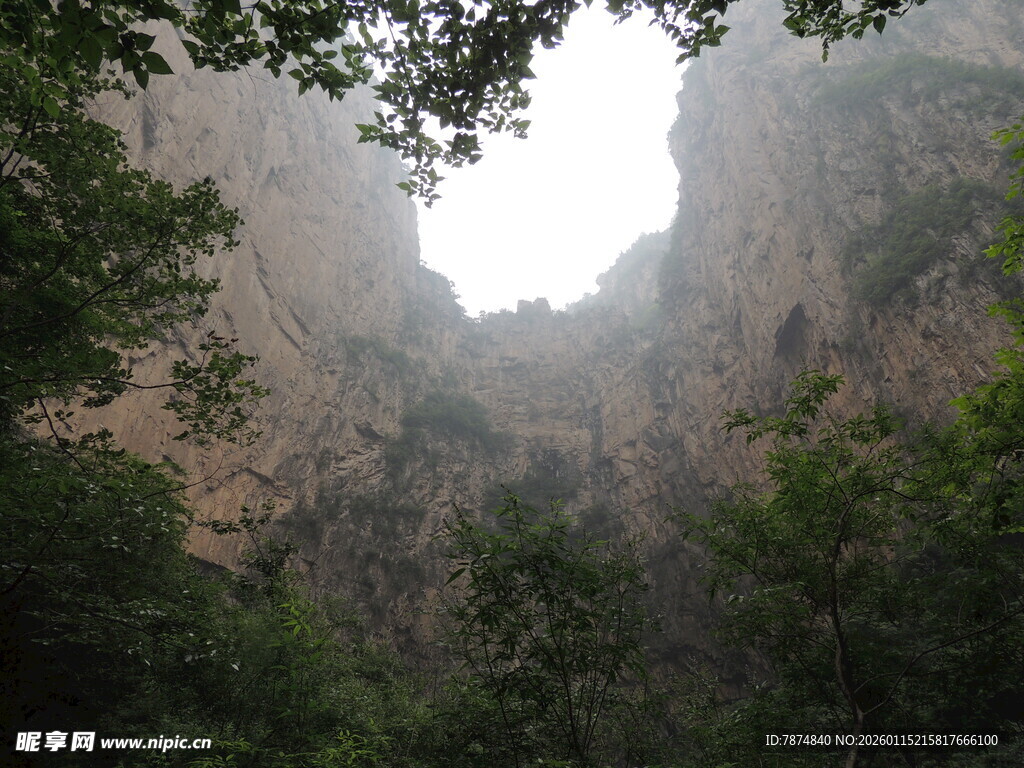山间光影下的壮丽峡谷