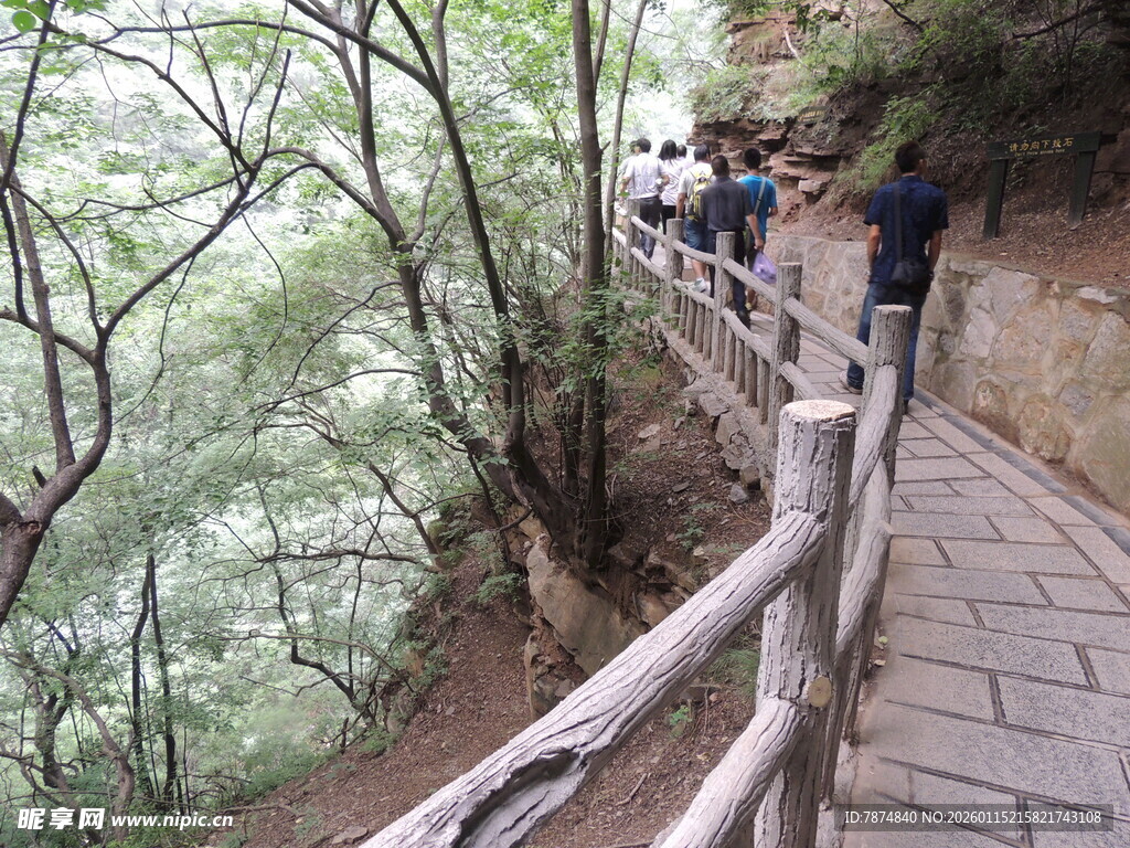 山间栈道上的徒步旅行者