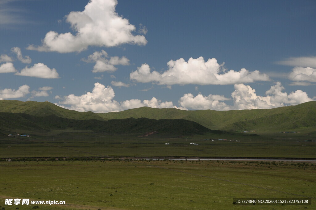 草原蓝天远山风景如画