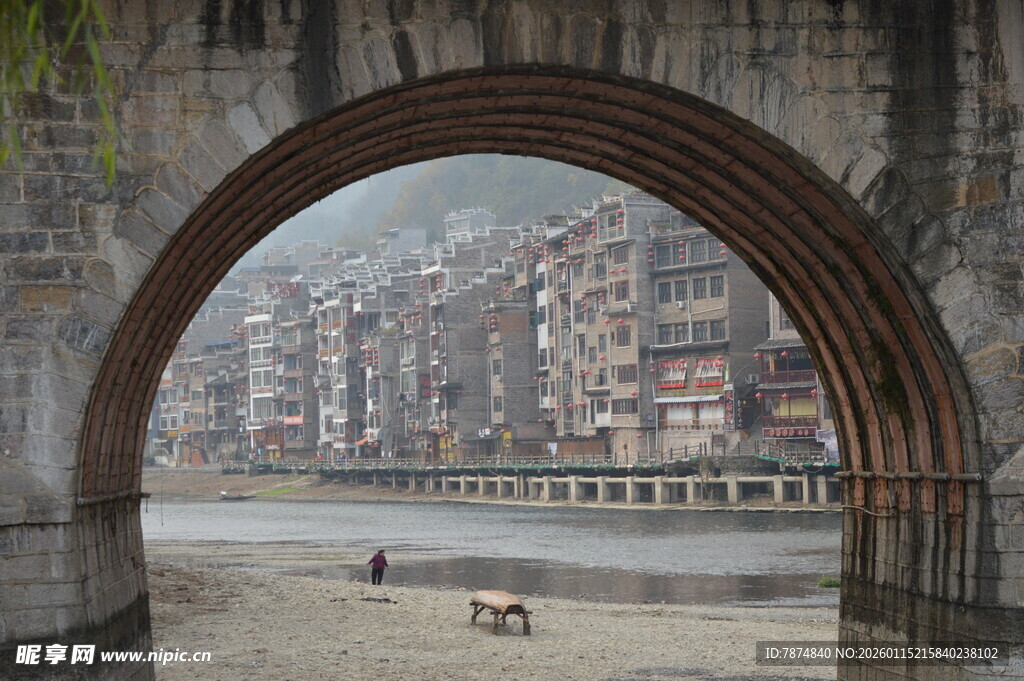 古桥洞下的城市河岸风光