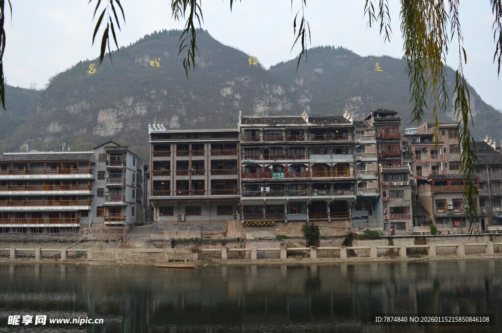 河畔建筑与远山垂柳景观