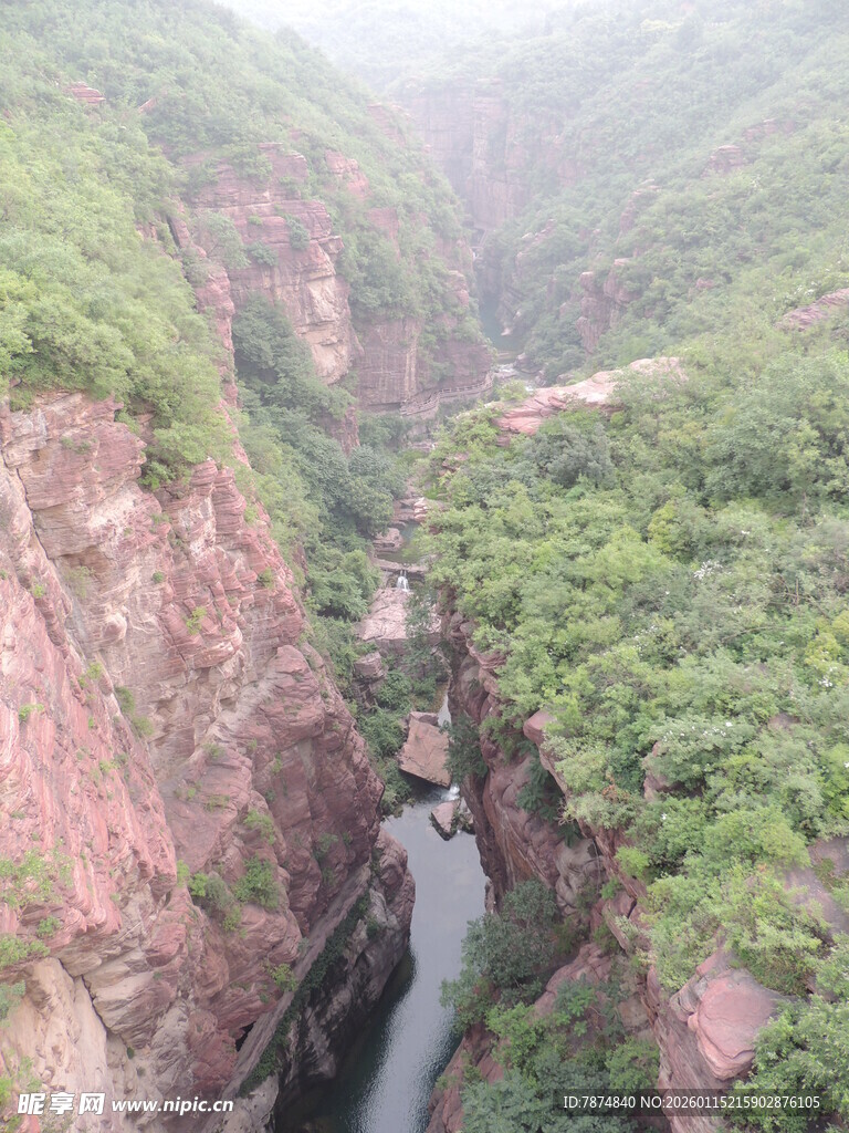 峡谷山水间的自然美景