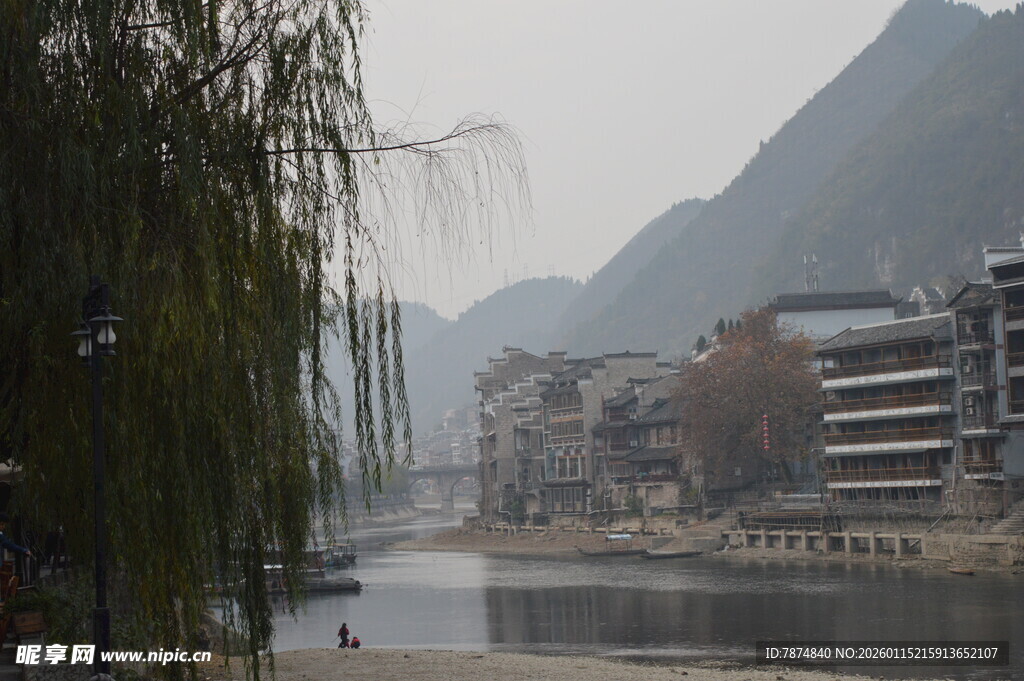 河畔山城景色