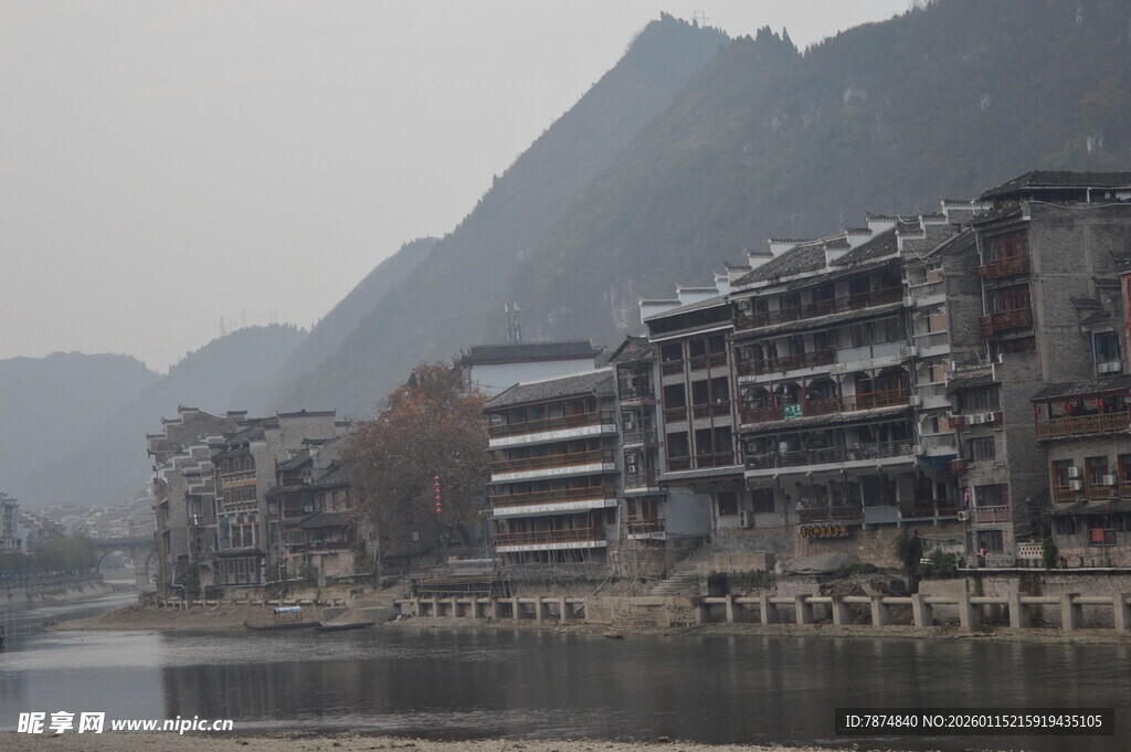 江边依山而建的古朴建筑群