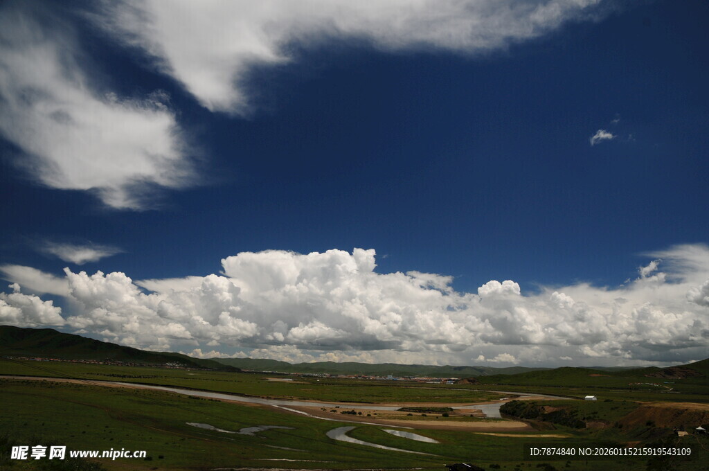 蓝天白云下的广袤原野