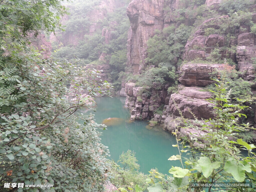 山间幽潭 绿意环绕之景