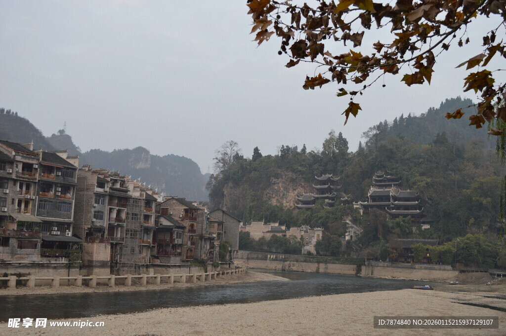 河畔古村景