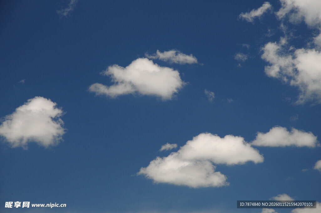 蓝天之上的朵朵白云
