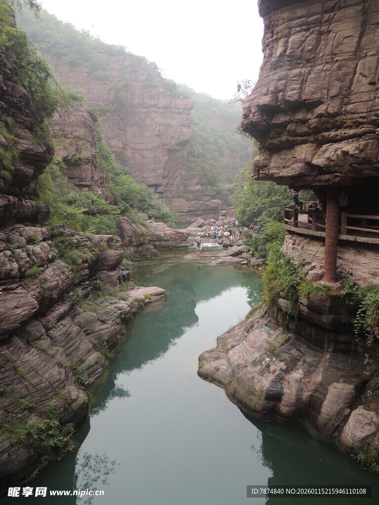 峡谷幽潭间的古朴建筑