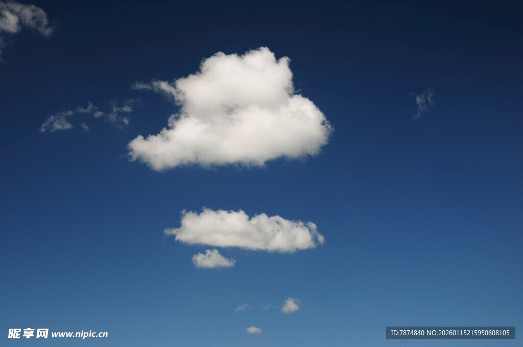 蓝天中的蓬松白云