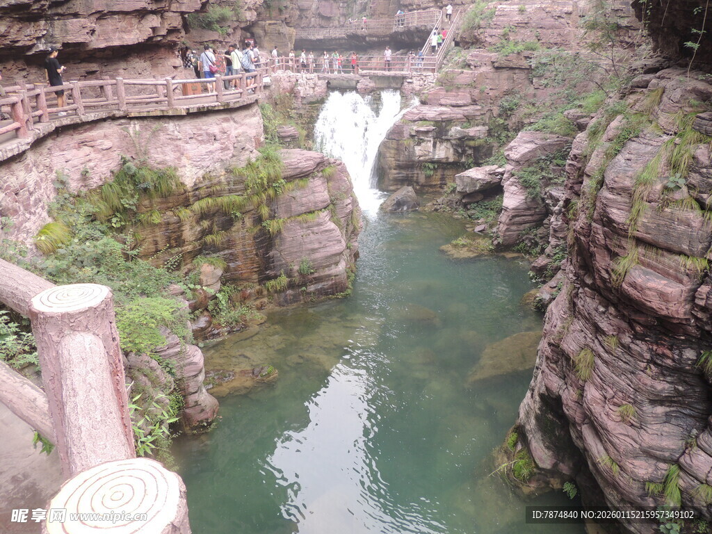 峡谷间的清澈溪流景观