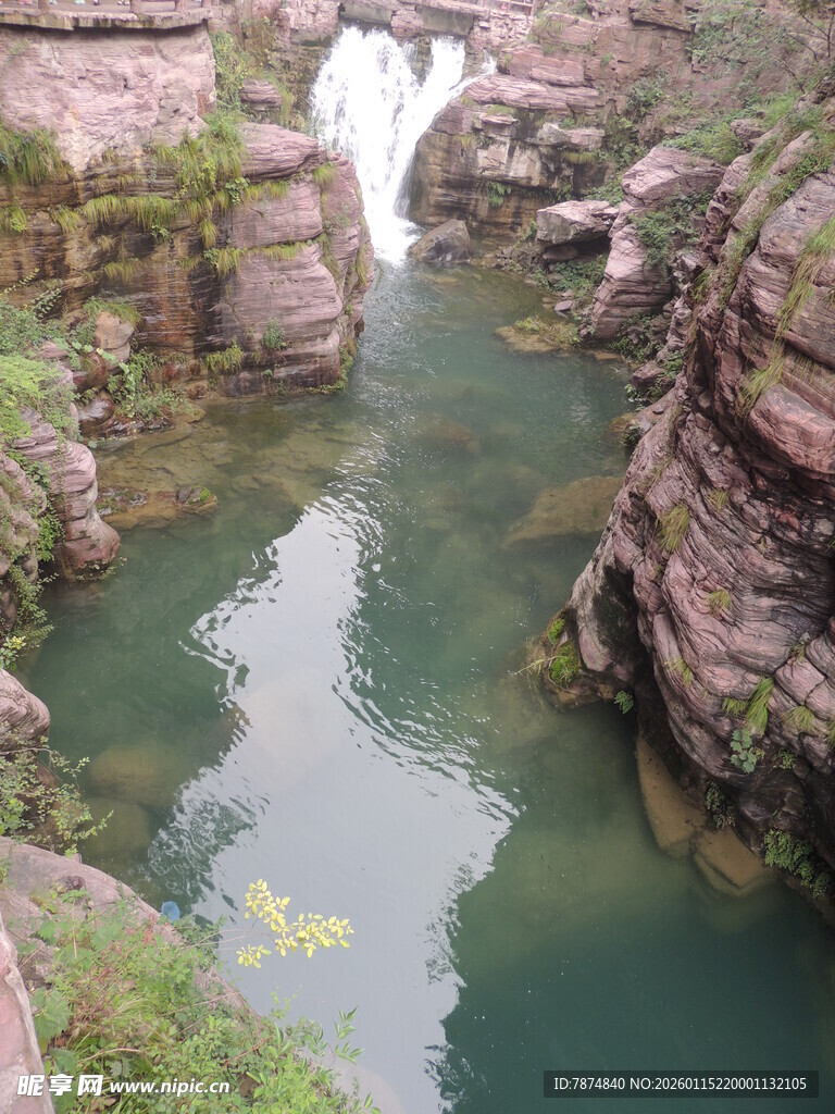 峡谷间的清幽溪流美景