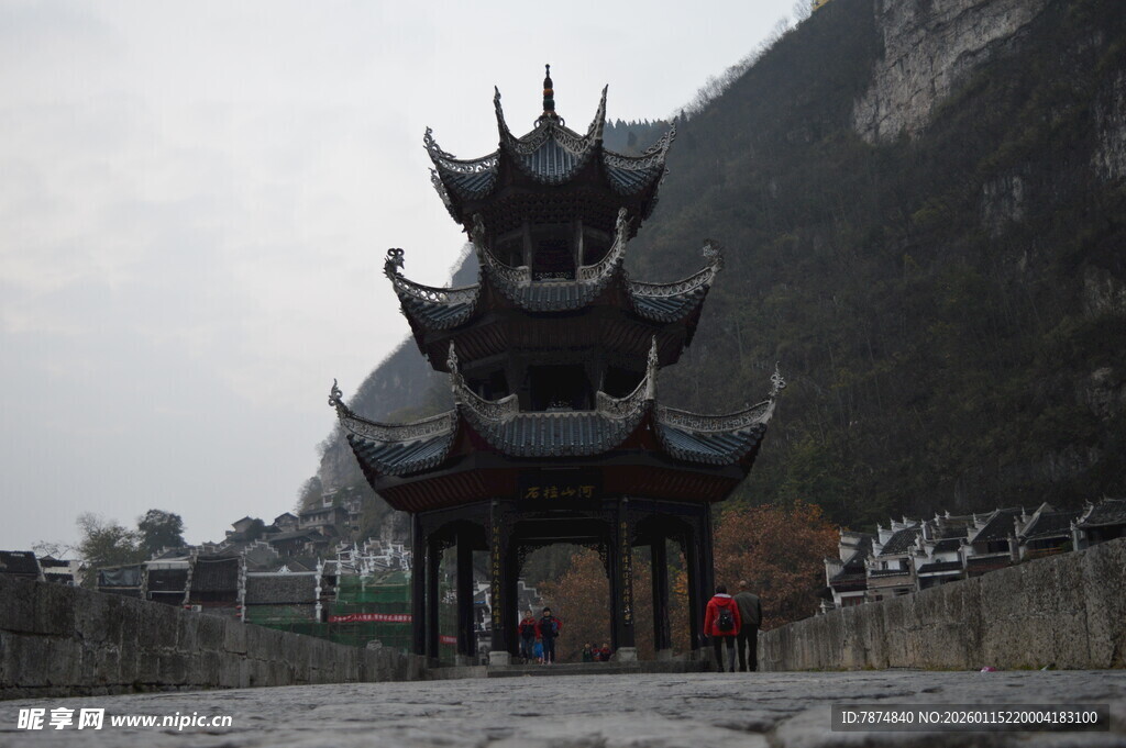 古雅多层亭阁依山而立