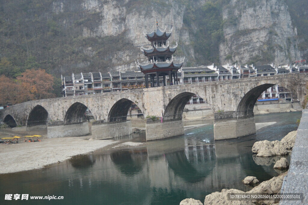 古风石桥横跨宁静水面
