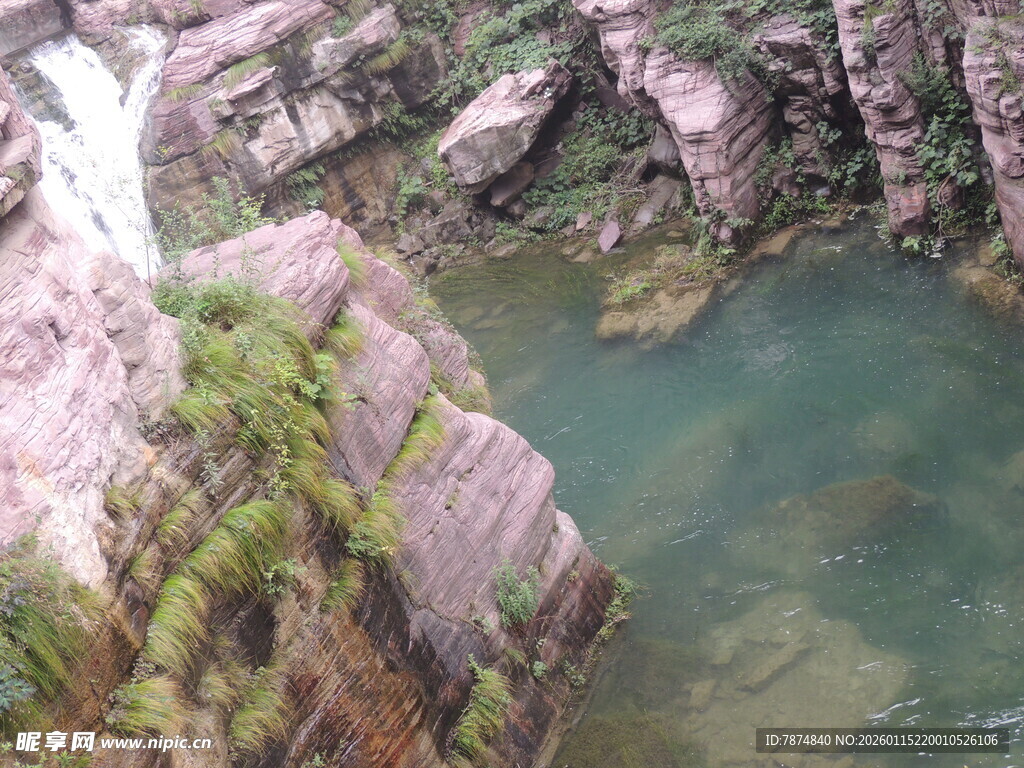 山间碧水绕奇石景观