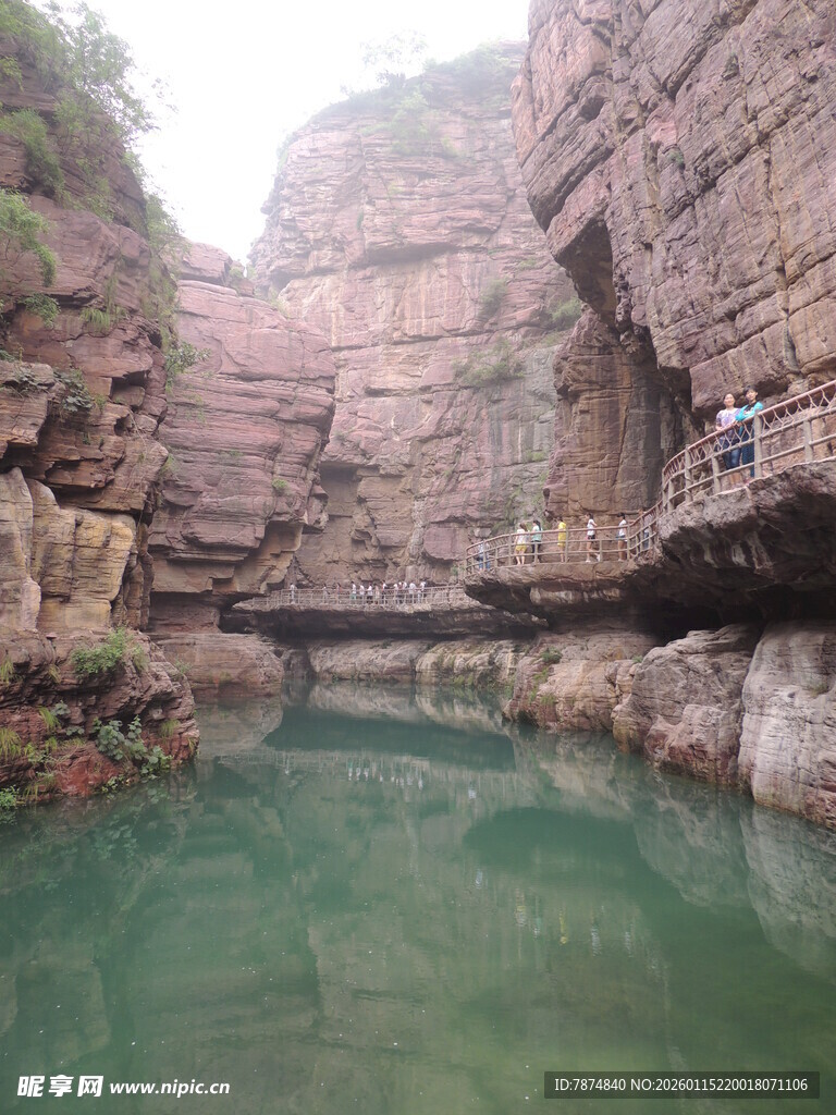峡谷碧水间的壮美风光
