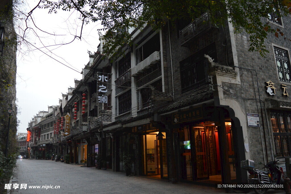 古街夜色中的古朴建筑