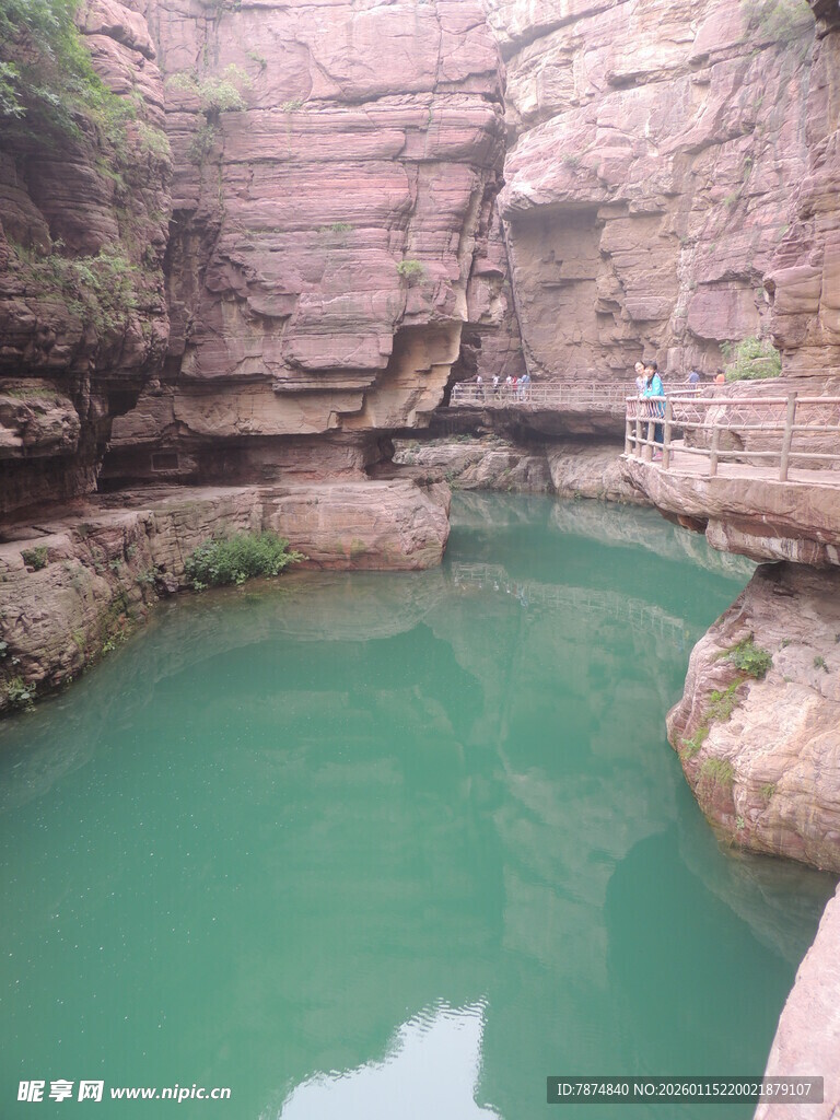 碧绿潭水伴红岩奇观