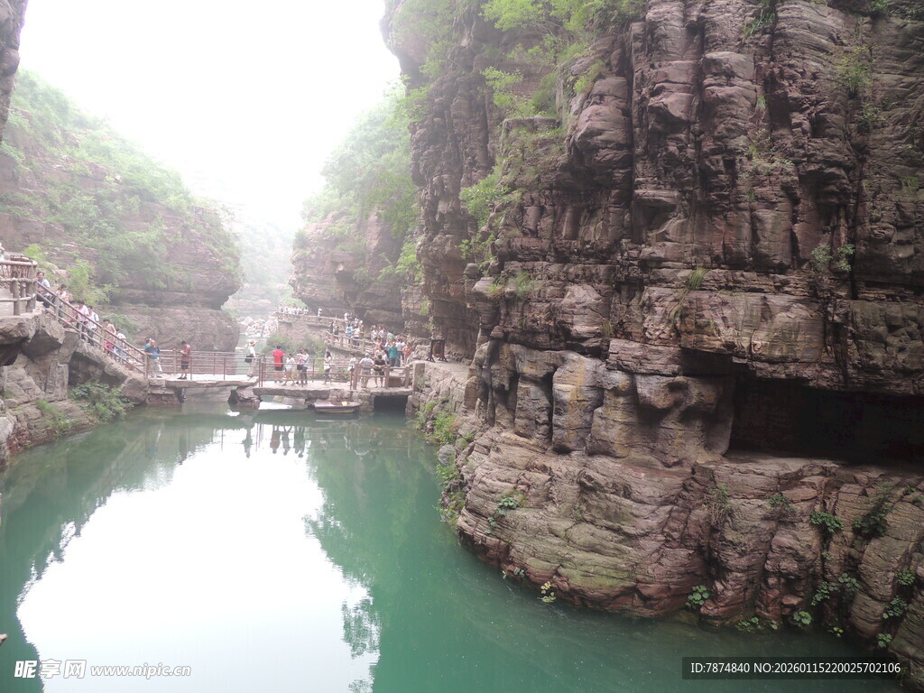 青山绿水间的峡谷风光
