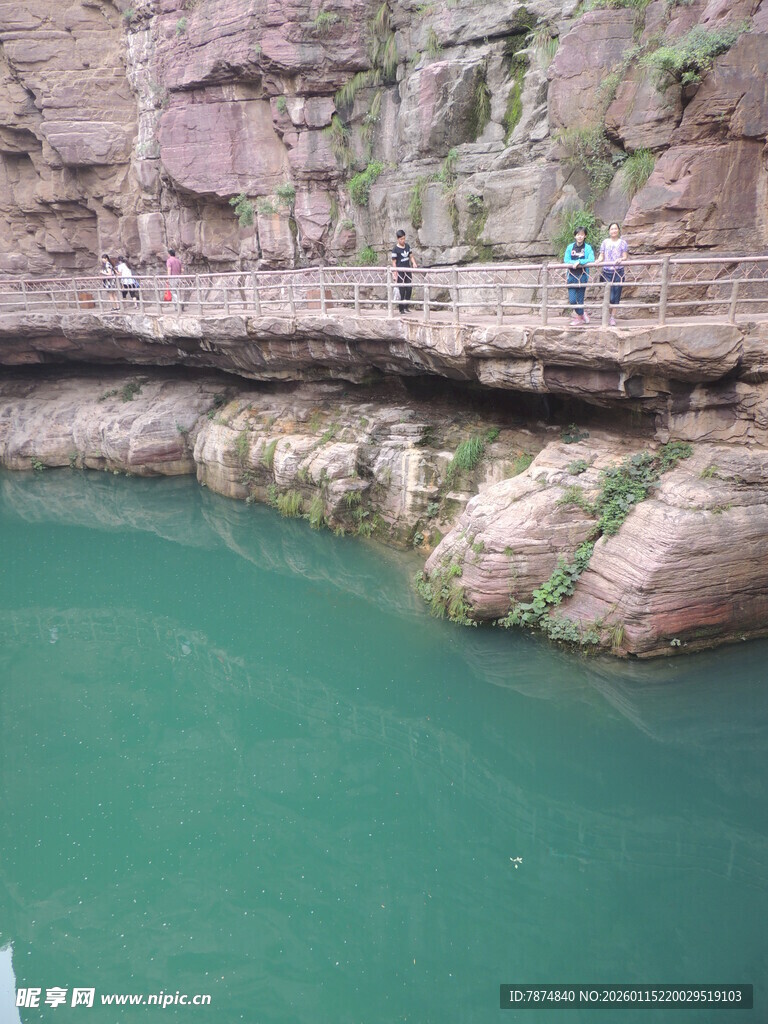 峡谷碧水间的栈道景观