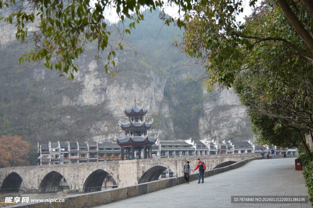 山水间的古桥美景