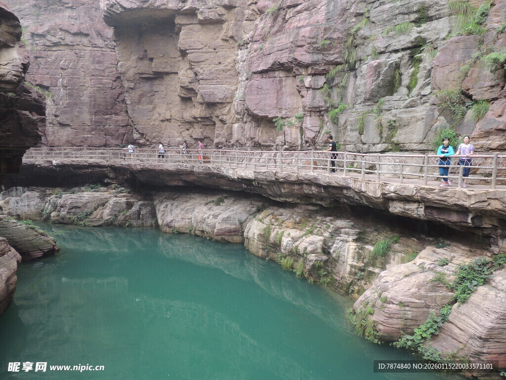 峡谷绿水间的栈道美景